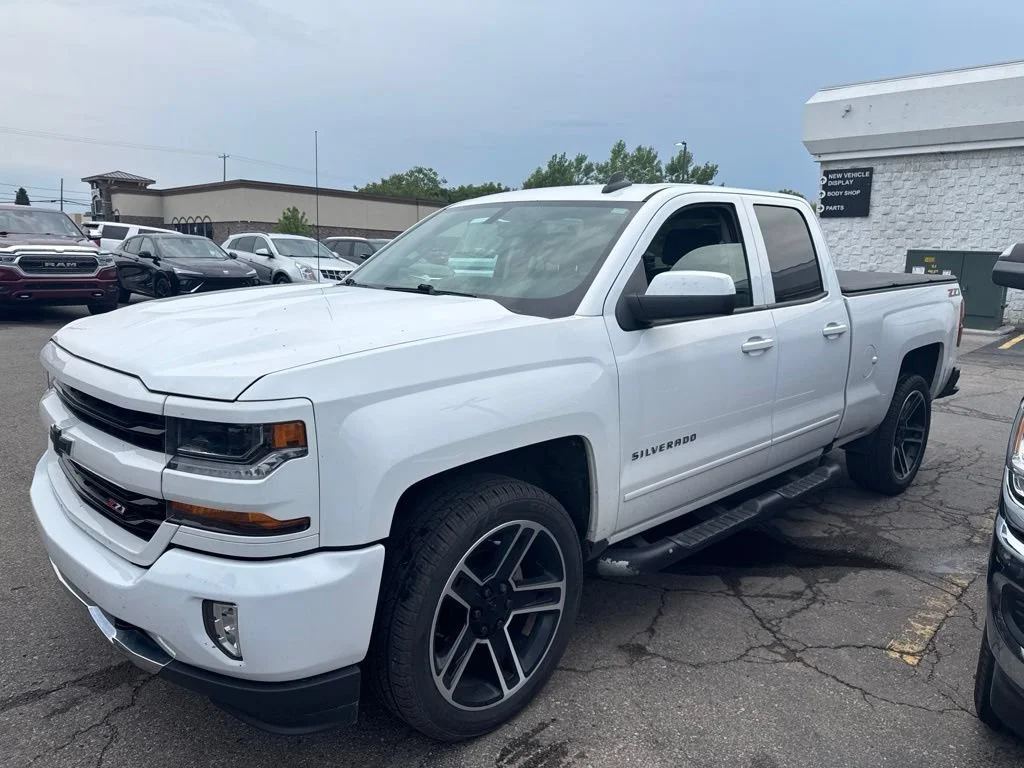 Used 2019 SUMMIT WHITE Chevrolet LT image 5