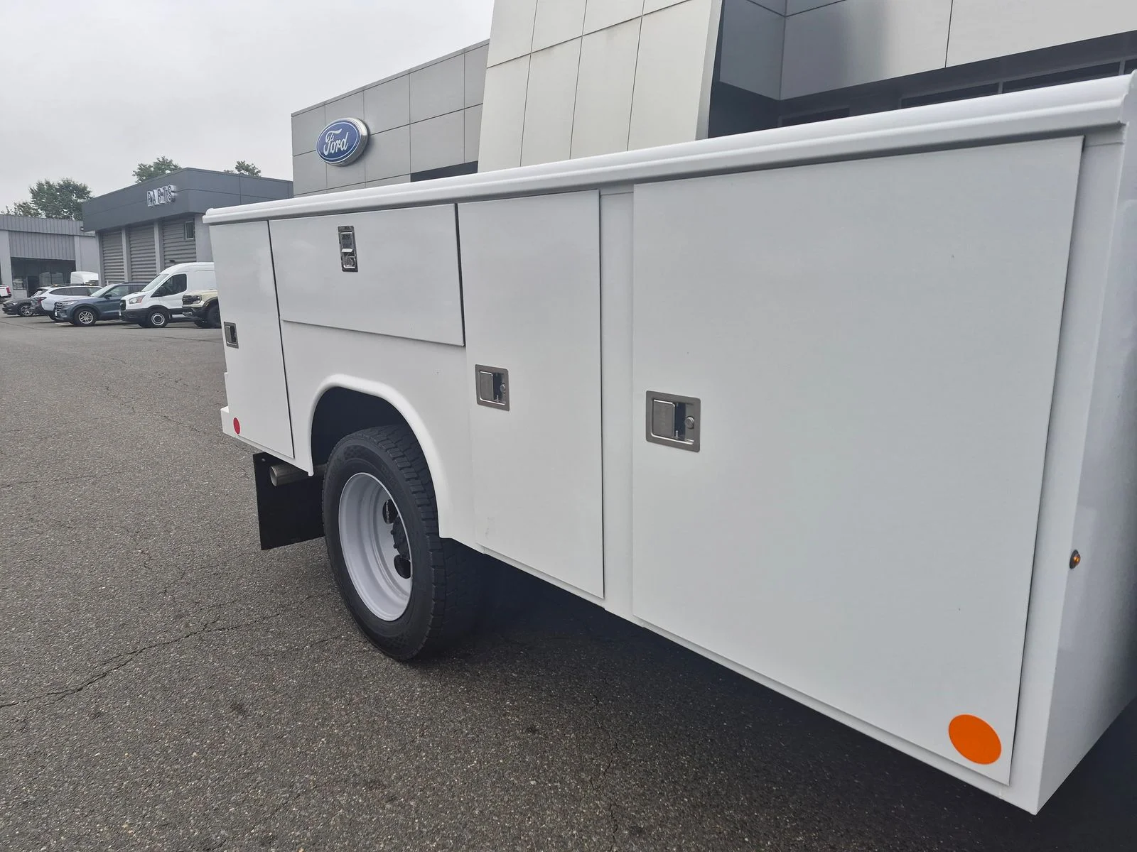 New 2027 Oxford White Ford XL SERVICE BODY image 5