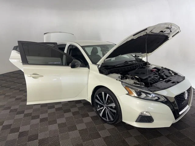 Used 2020 White Nissan 2.5 SR image 12