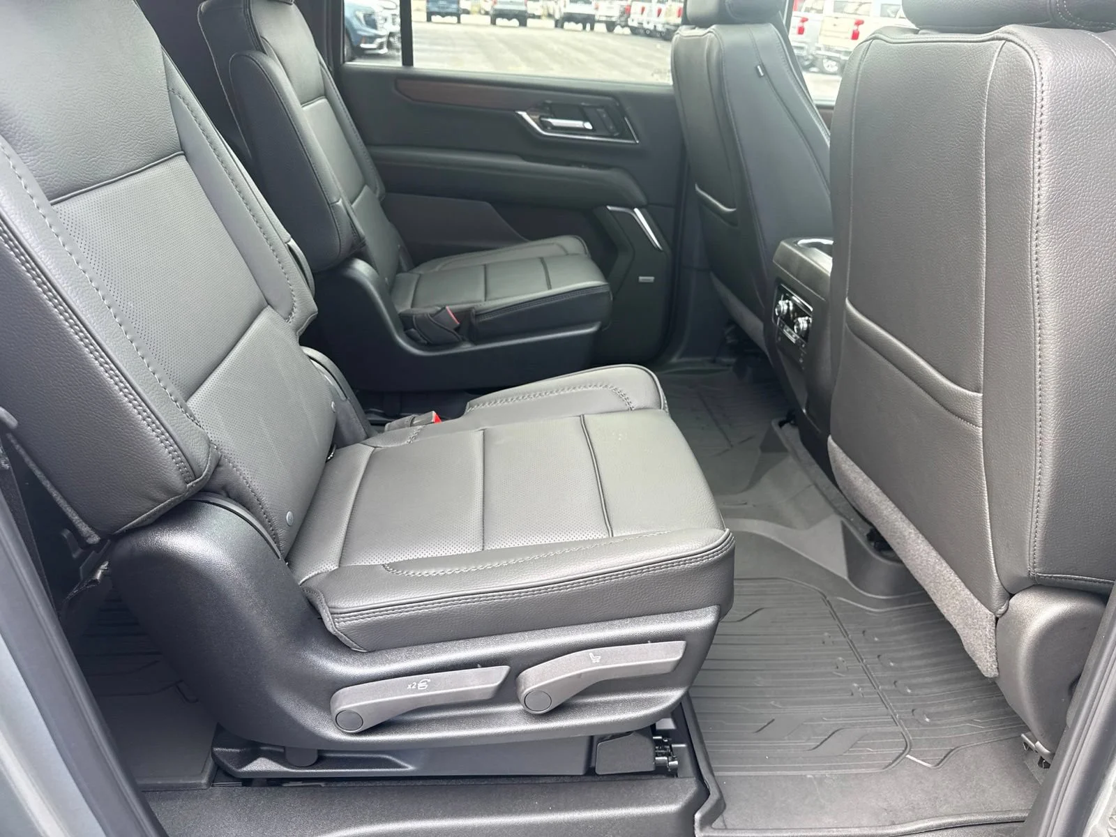 2026 GMC Yukon XL Denali - Photo 25