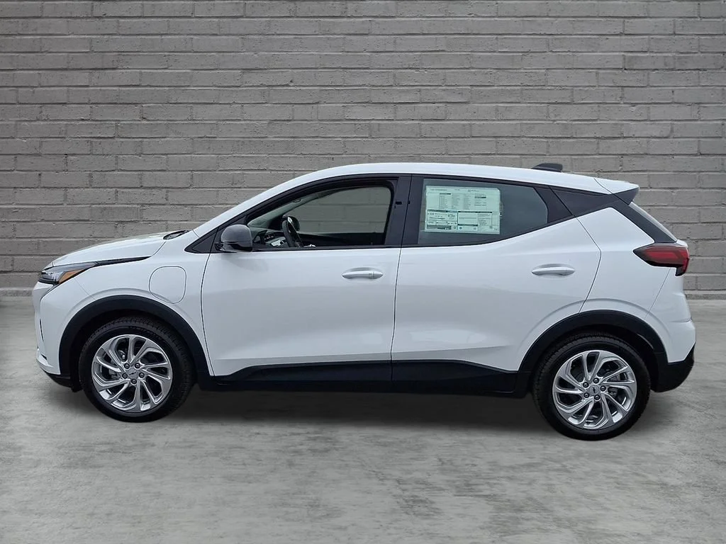 New 2027 Summit White Chevrolet LT image 4