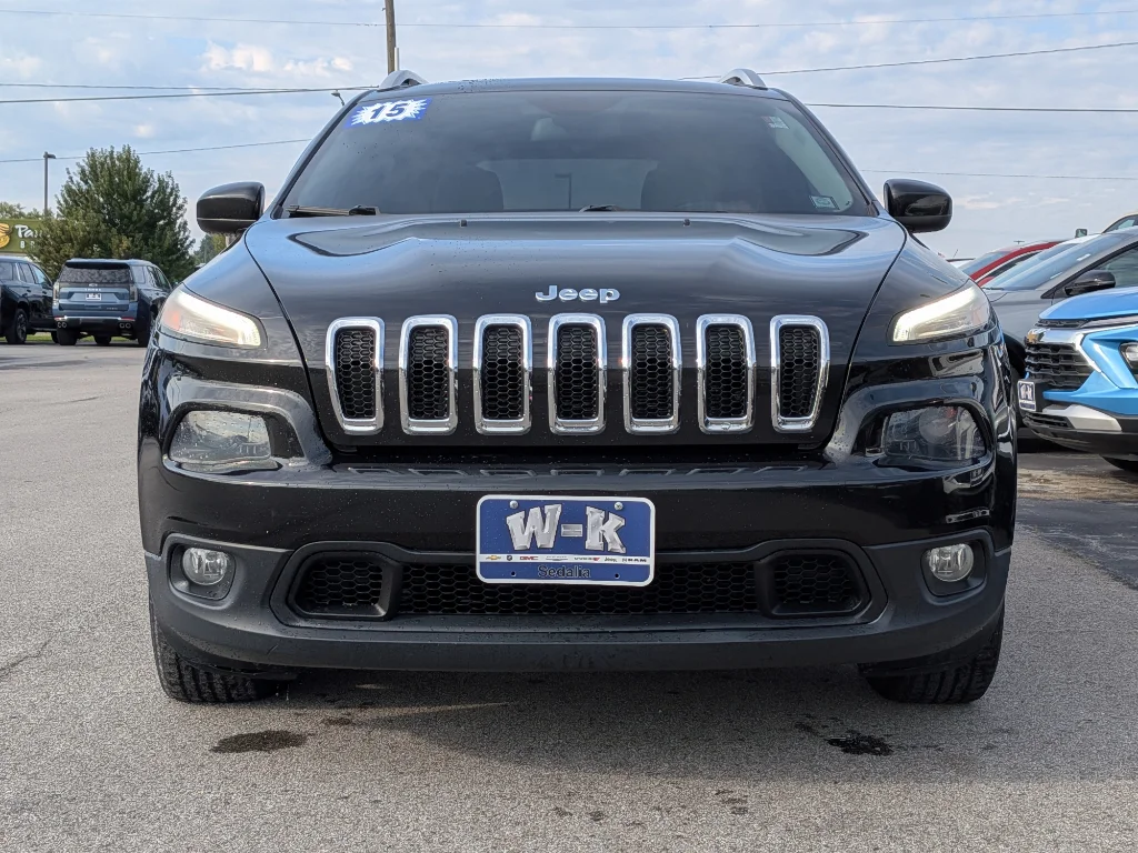 Used 2015 Brilliant Black Crystal Pearlcoat Jeep Latitude image 5