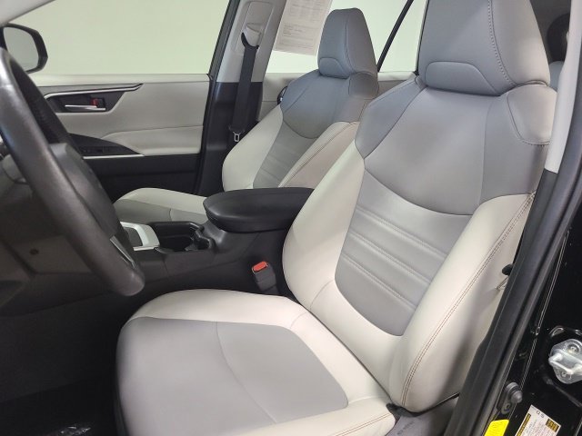 Used 2020 Midnight Black Metallic Toyota XLE Premium image 19