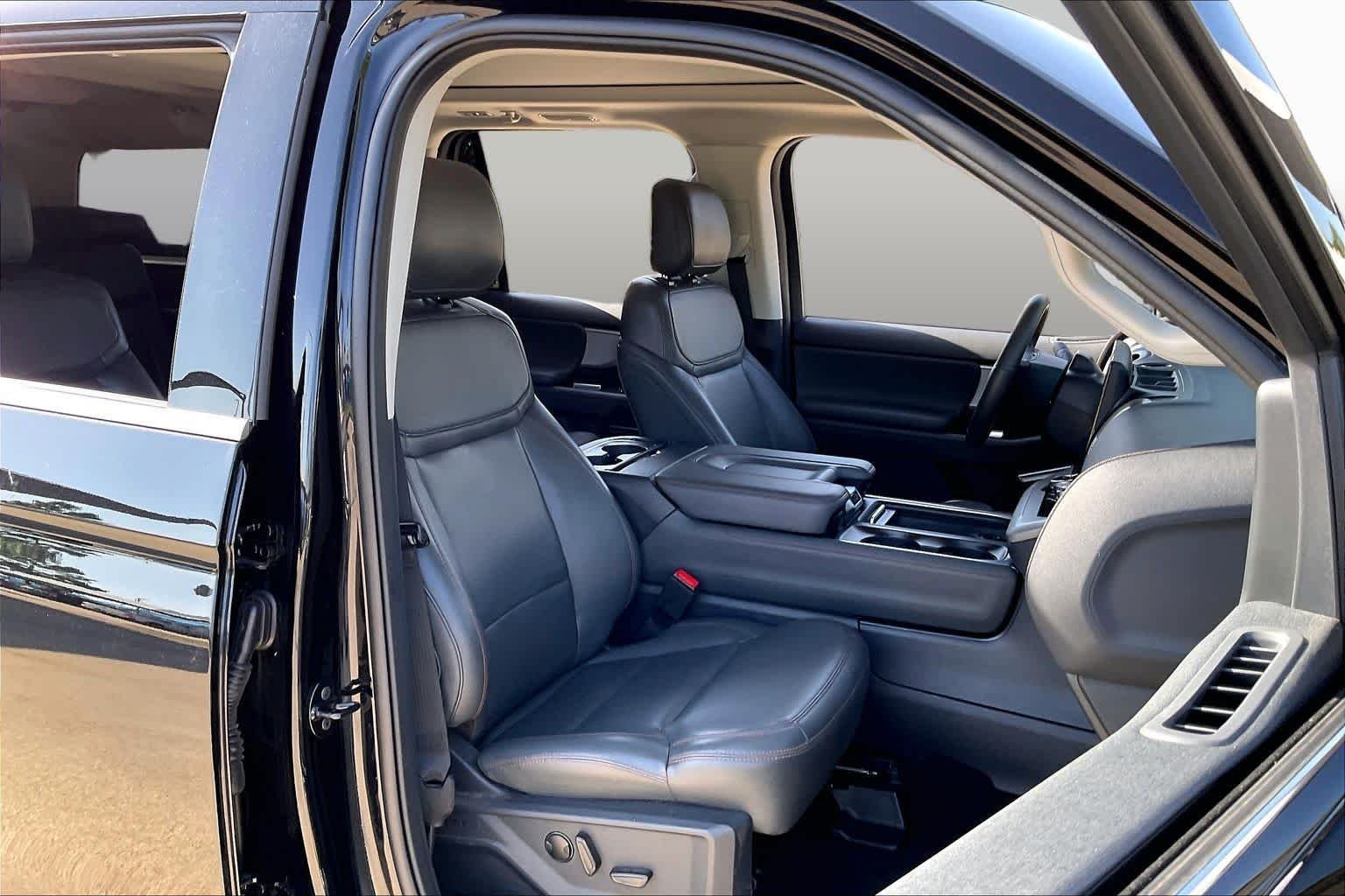 Used 2025 Agate Black Metallic Ford Active image 9