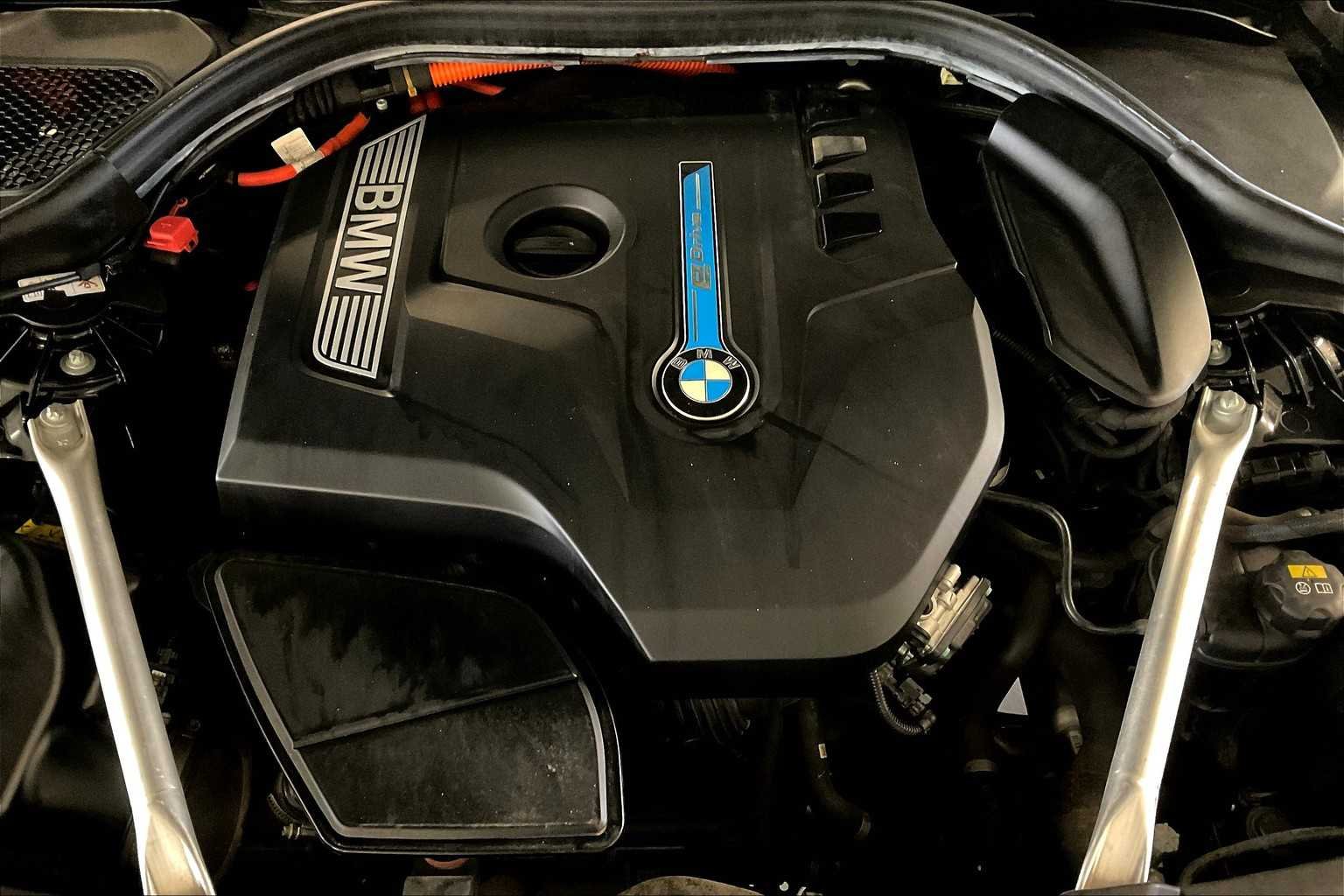 Used 2019 Black Sapphire Metallic BMW 530e iPerformance image 29