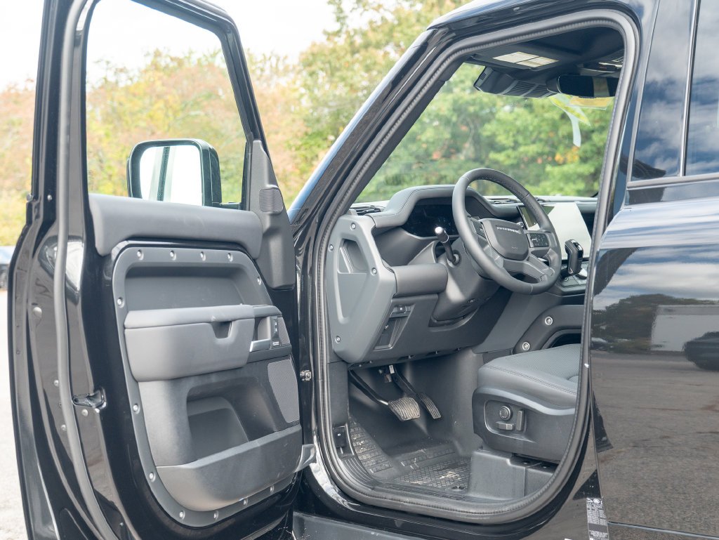 New 2026 Santorini Black Land Rover X-Dynamic SE image 10