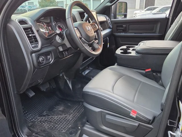 New 2026 Diamond Black Crystal Pearl-Coat Exterior Paint RAM Tradesman image 14