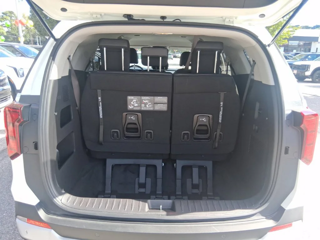 Used 2026 White Kia LXS image 18