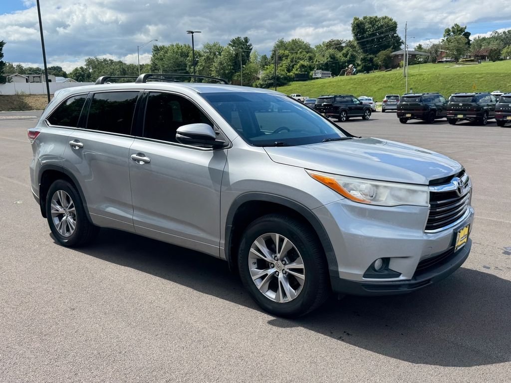 Used 2014 Silver Toyota LE Plus V6 image 2