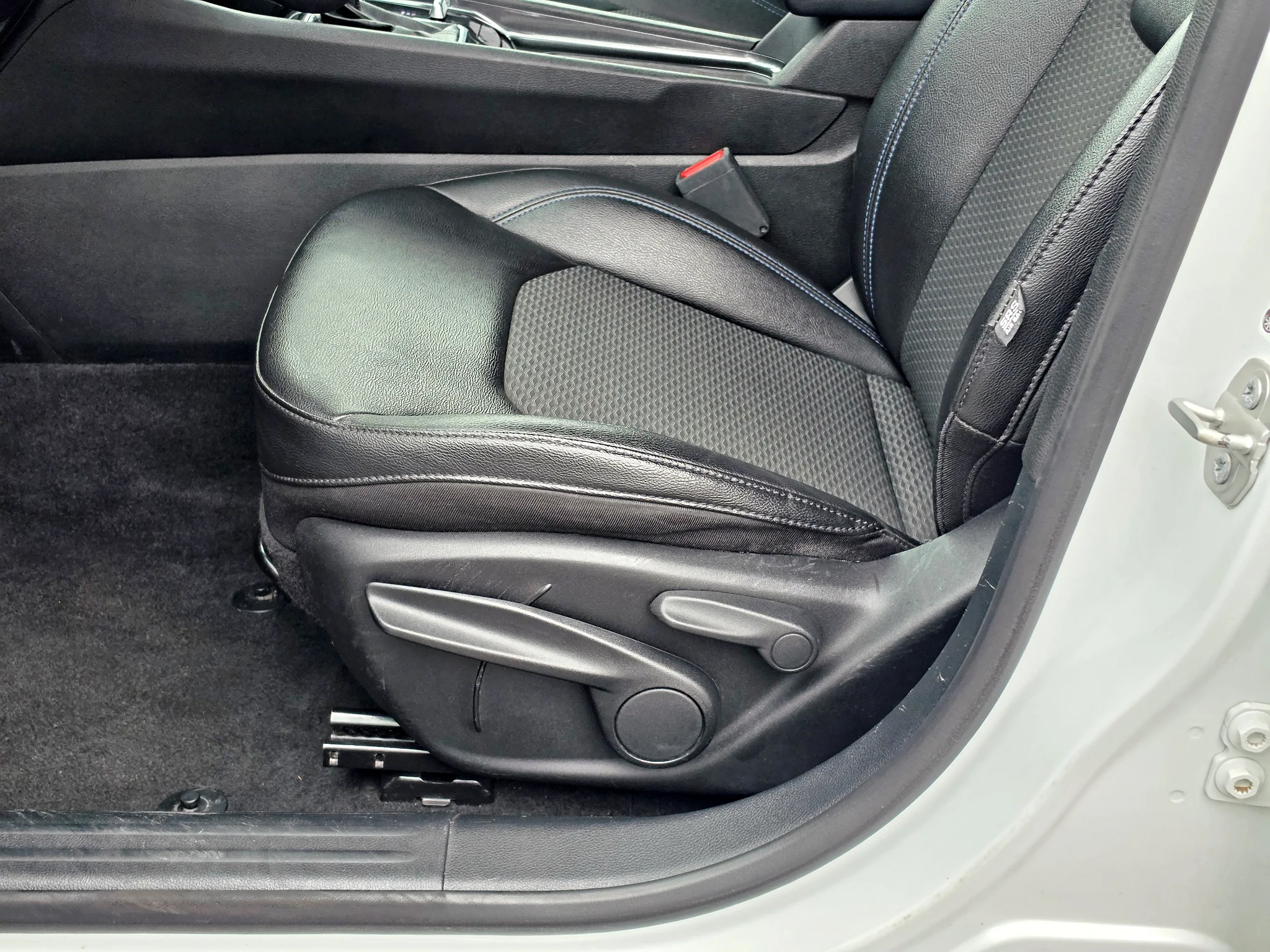 Used 2024 Bright White Clearcoat Jeep Latitude image 21