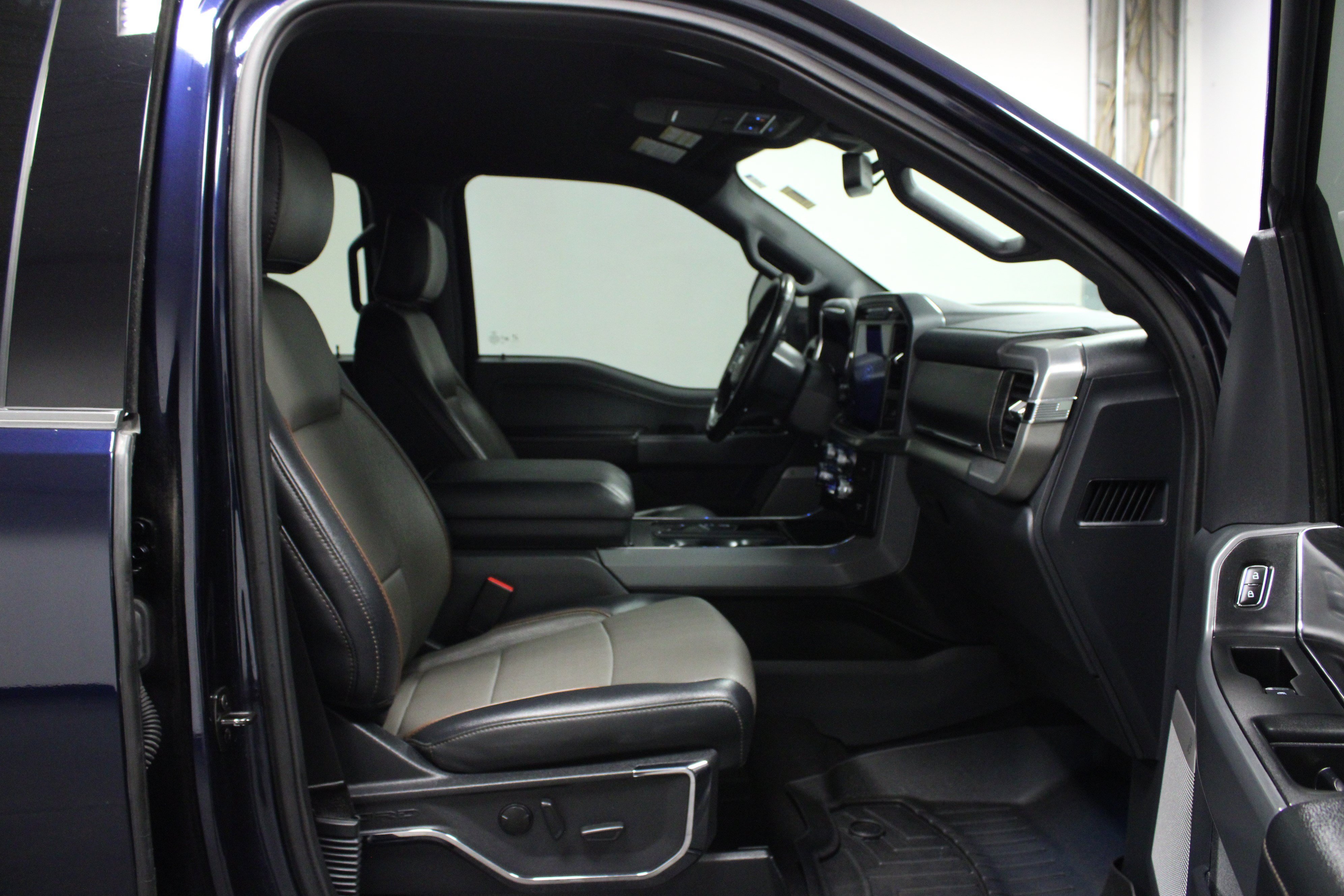Used 2024 Antimatter Blue Metallic Ford LARIAT image 17