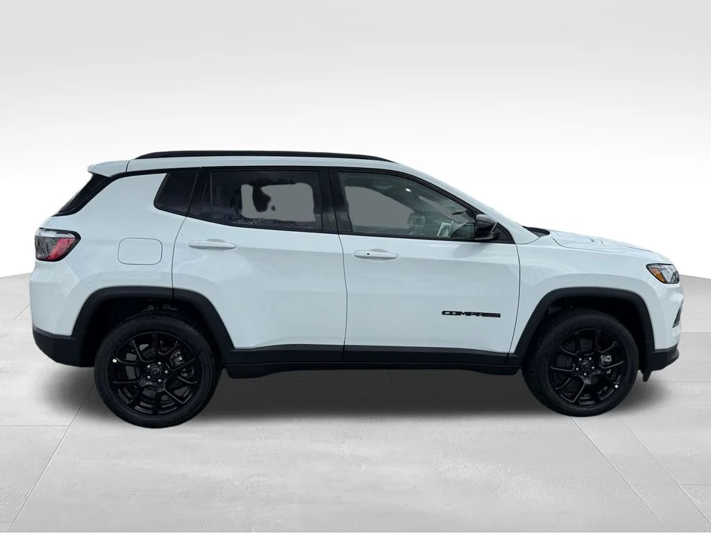 New 2026 Bright White Clearcoat Jeep Latitude image 28
