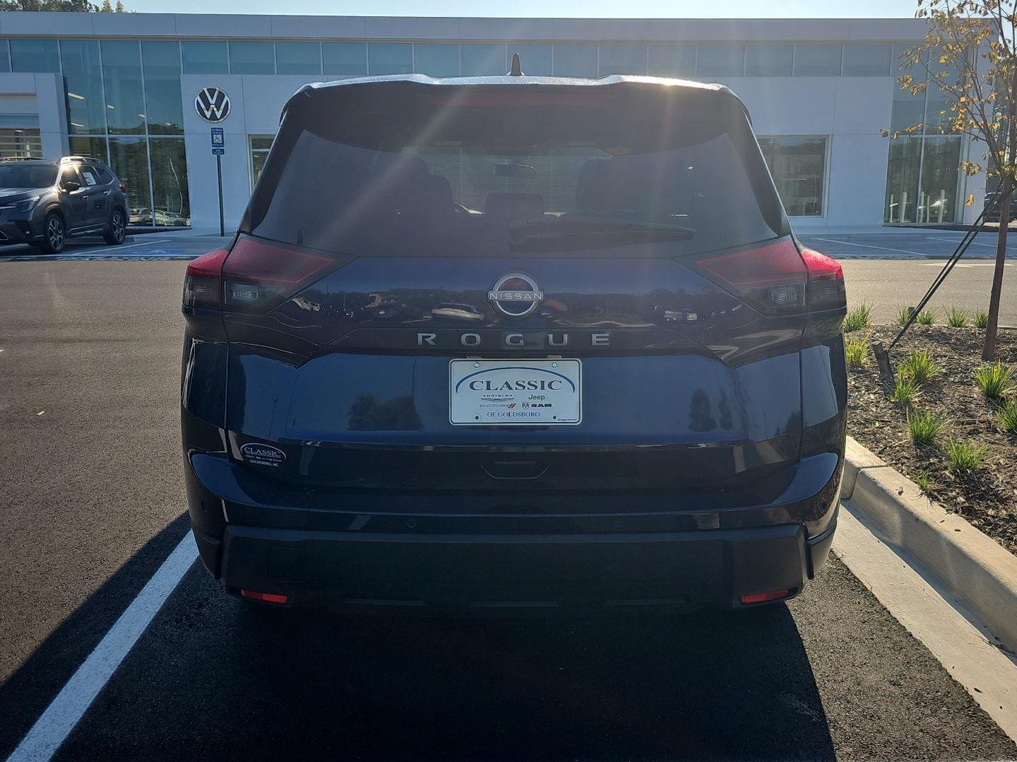Used 2025 Deep Ocean Blue Pearl Nissan SV image 4