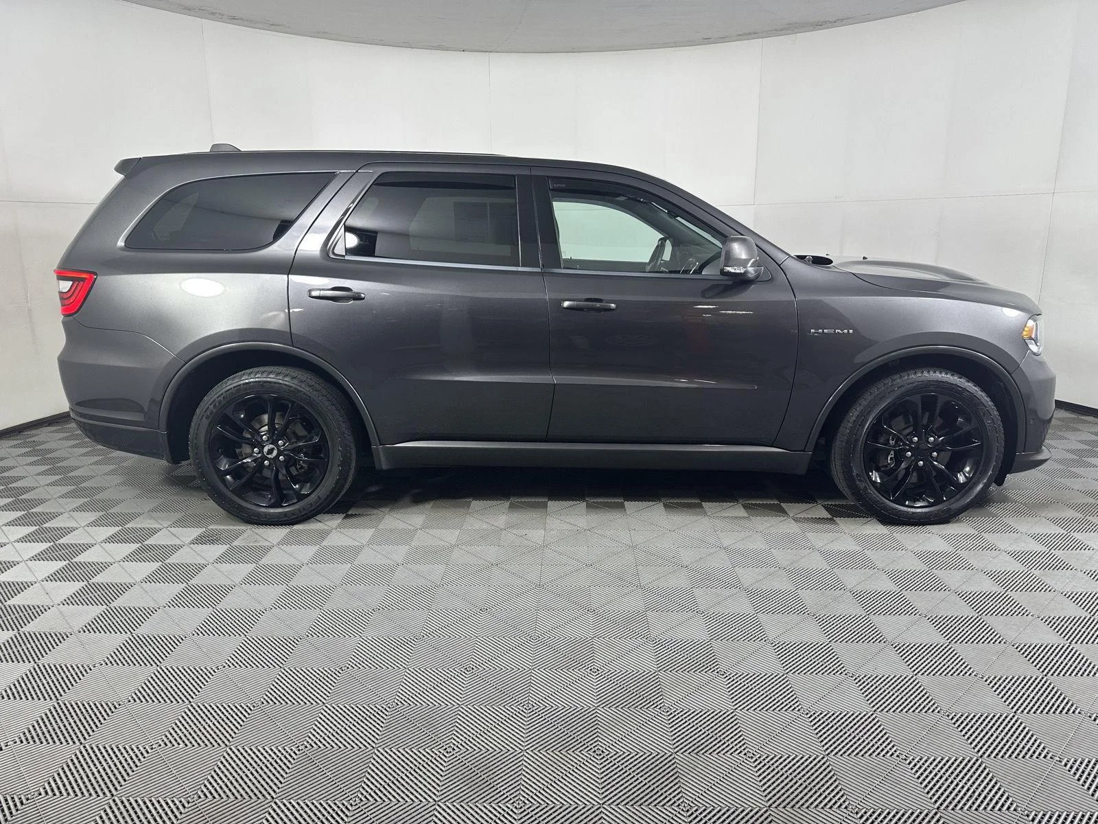 Used 2020 Granite Crystal Metallic Dodge R/T image 19