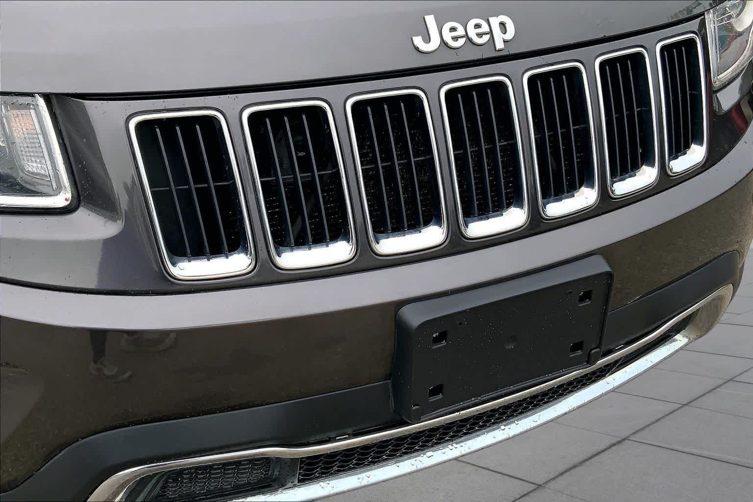 Used 2016 Granite Crystal Metallic Clearcoat Jeep Limited image 32