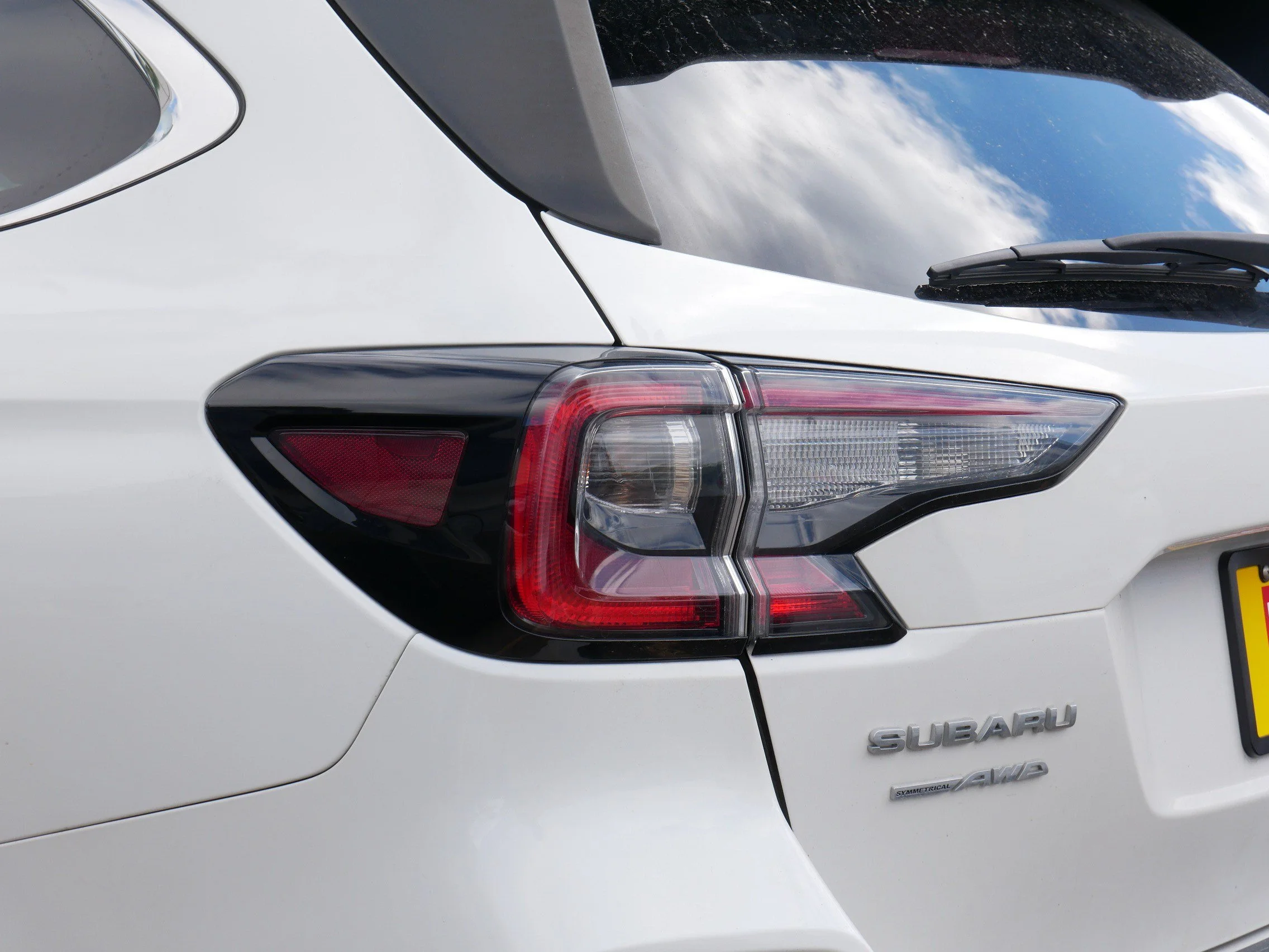 Used 2020 Crystal White Pearl Subaru Limited image 4
