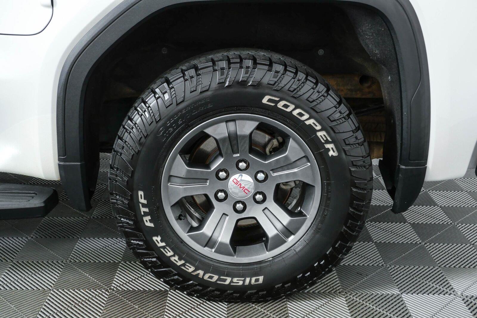 Used 2021 White GMC Denali image 36
