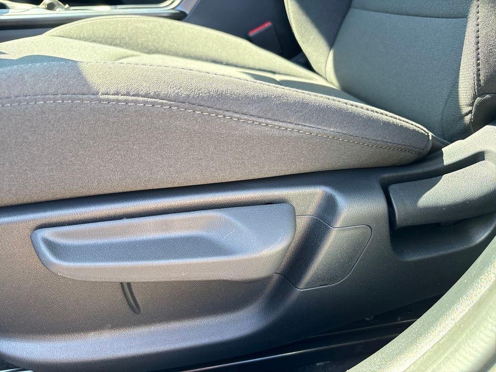 New 2026 Snow White Pearl Kia LXS image 15