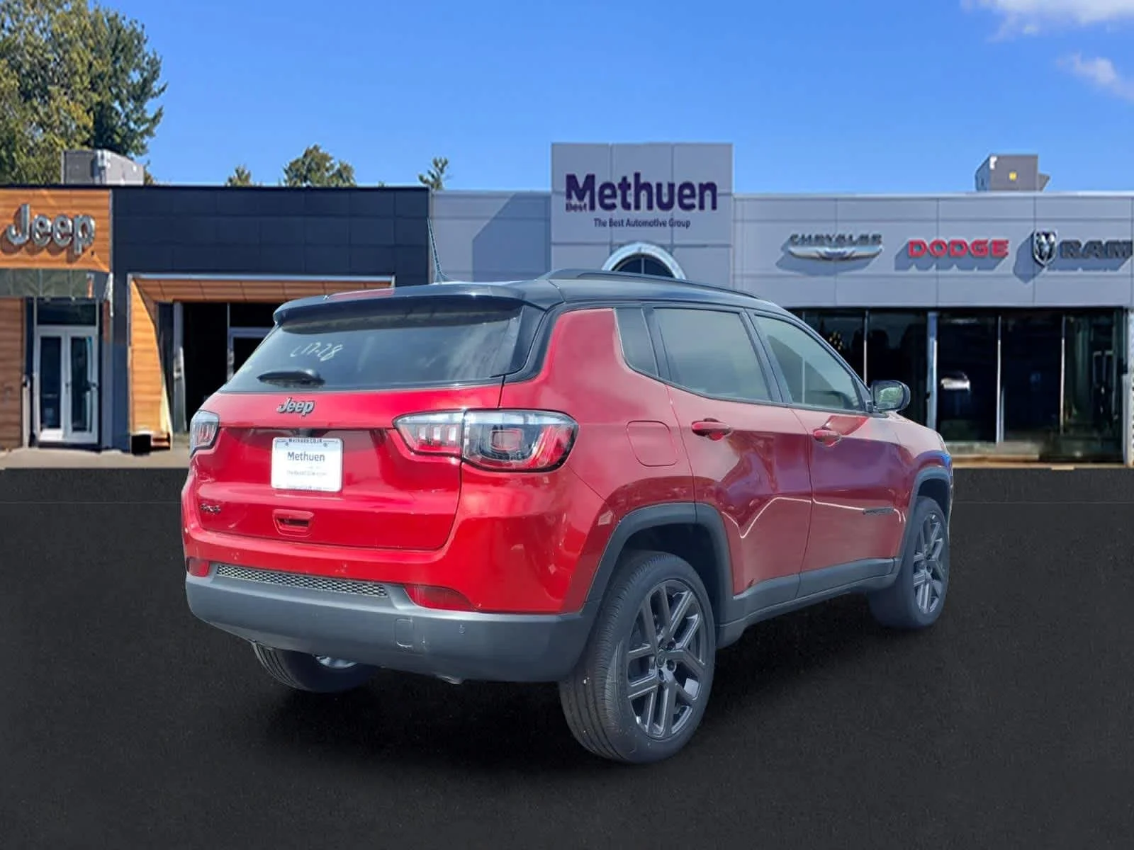 New 2026 Red Hot Pearl-Coat Exterior Paint Jeep Limited Altitude image 4