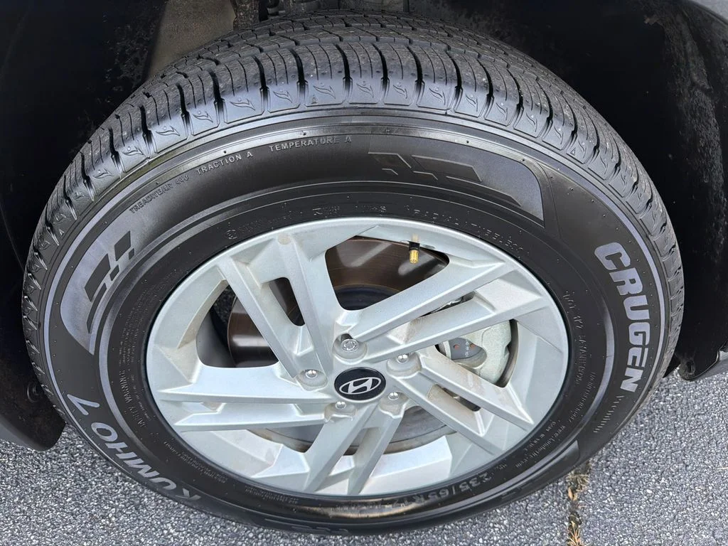 Used 2025 Silver Hyundai SE image 12