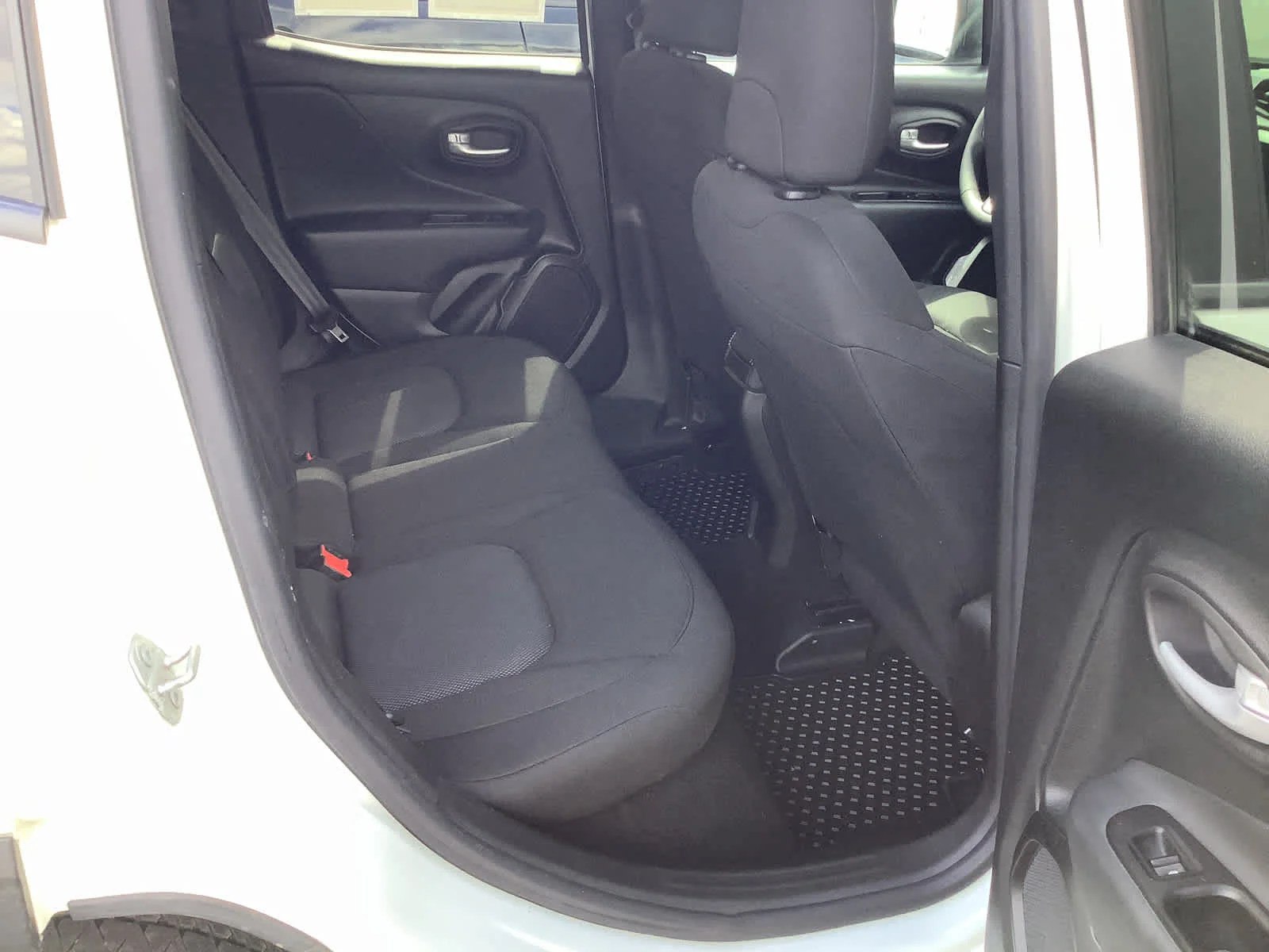 Used 2023 Alpine White Clearcoat Jeep Latitude image 8