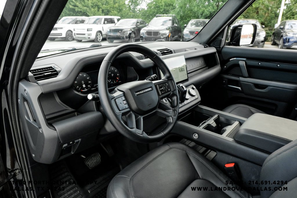 Used 2025 Black Land Rover X-Dynamic SE image 2