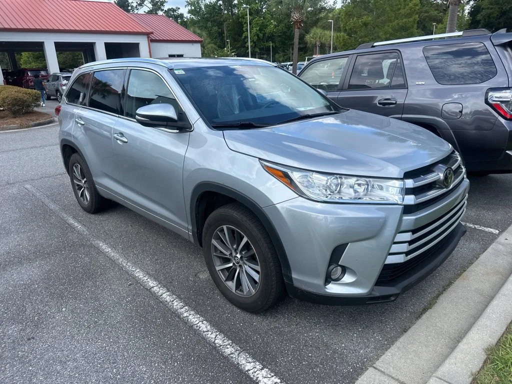 Used 2017 Silver Toyota XLE image 1