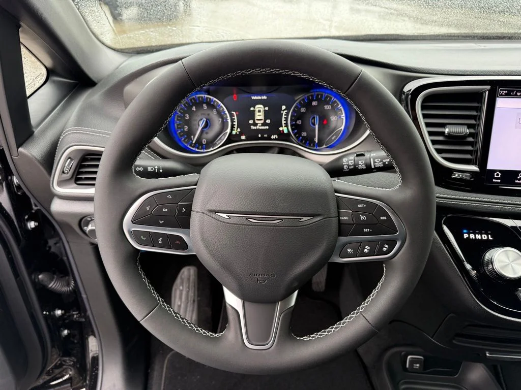 New 2027 Diamond Black Crystal Pearl-Coat Exterior Paint Chrysler Select image 13