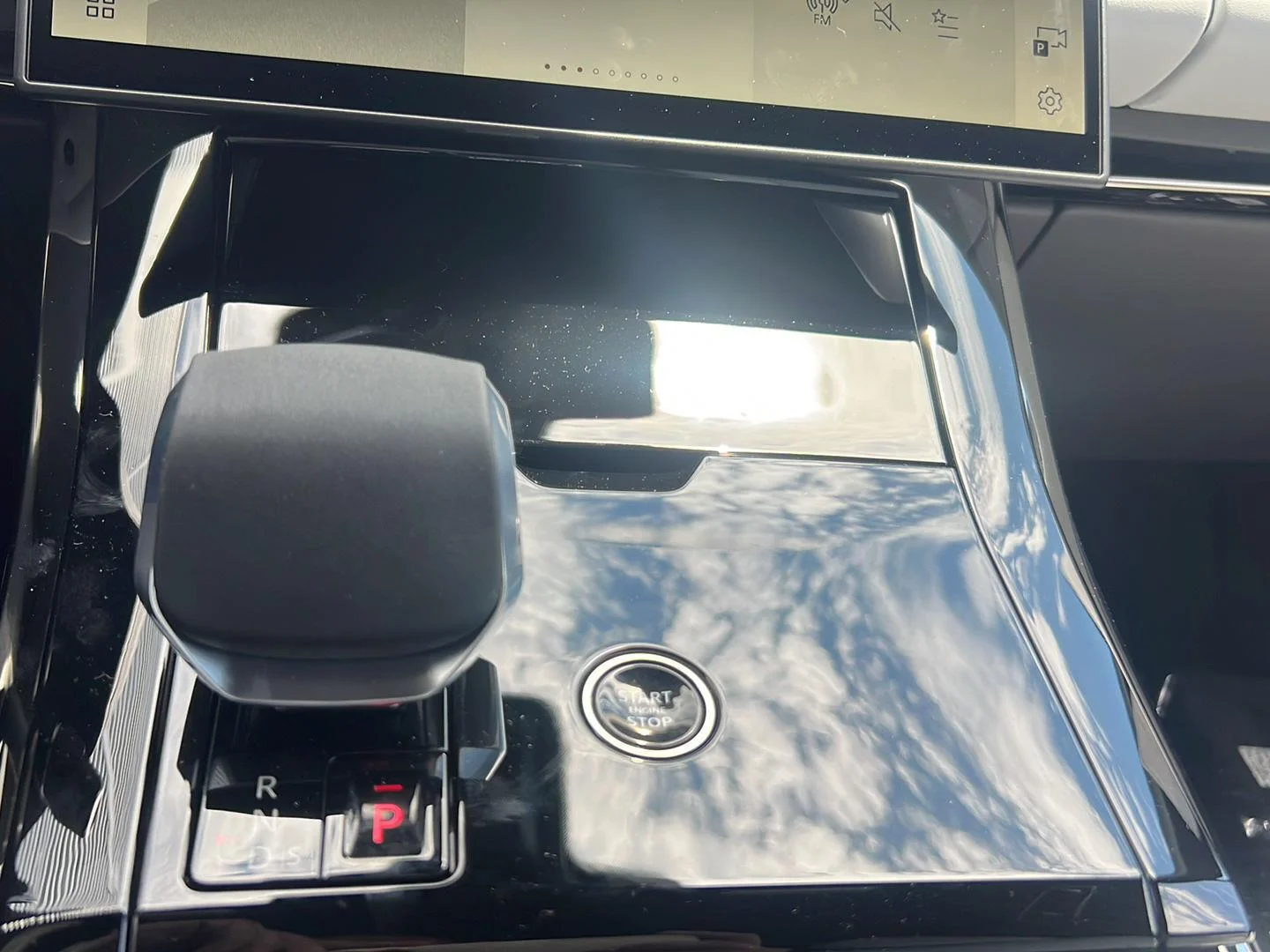 New 2026 Constellation Blue SV Bespoke Ultra Metallic Gloss Land Rover Dynamic SE image 17
