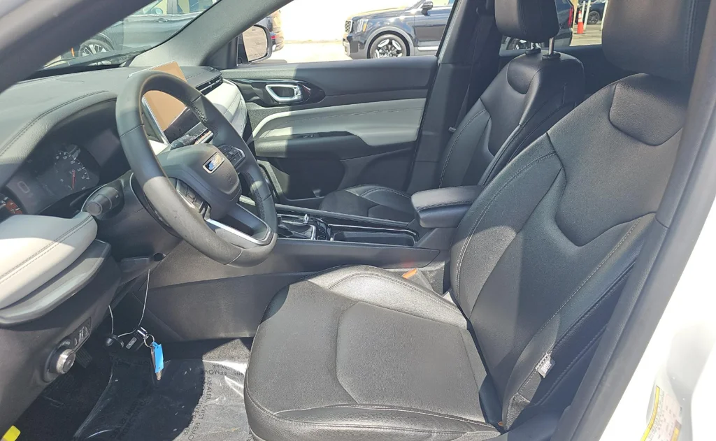 Used 2025 White Jeep Limited image 6