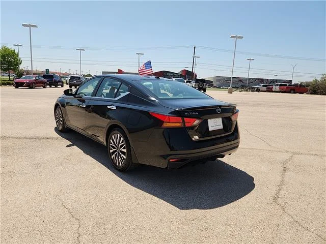 Used 2024 Super Black Nissan 2.5 SV image 2