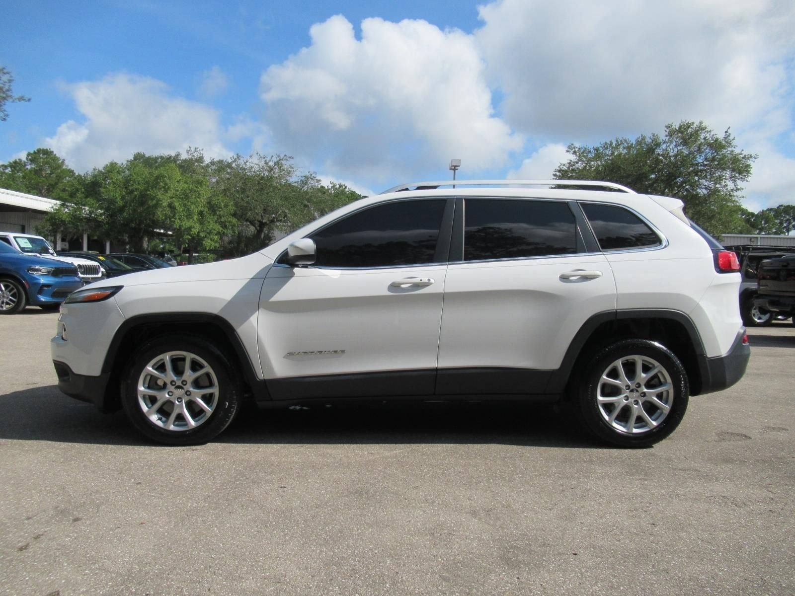 Used 2018 White Jeep Latitude Plus image 4