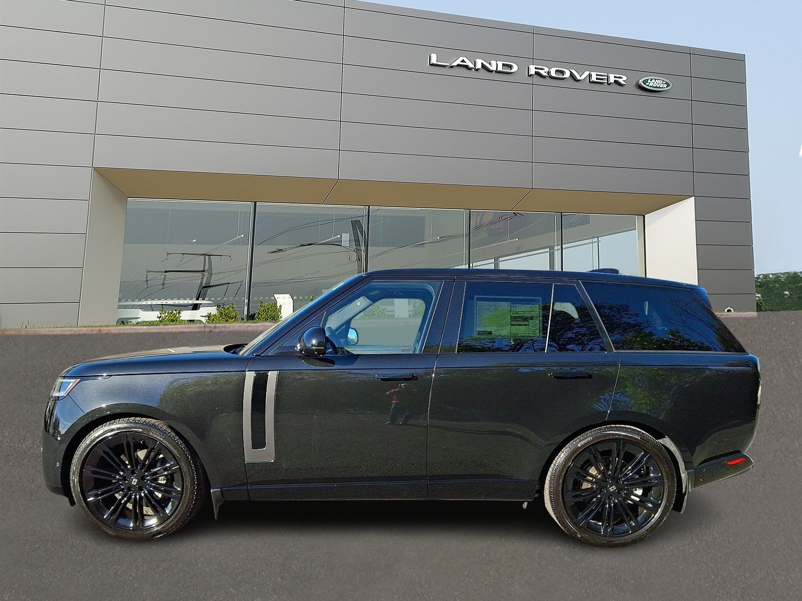 New 2027 Santorini Black Land Rover SE image 6