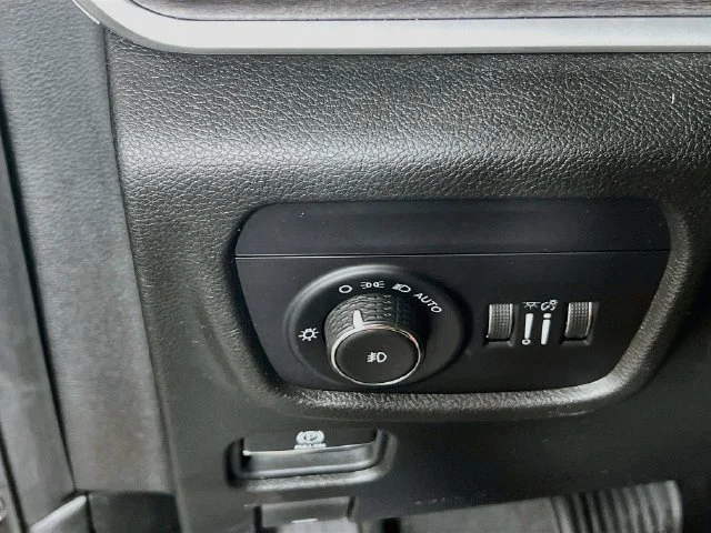 Used 2021 Diamond Black Jeep Limited image 13