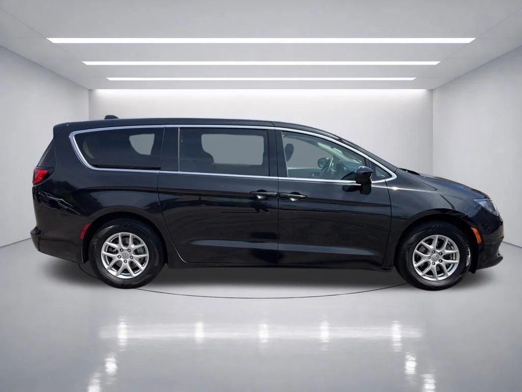 Used 2017 Brilliant Black Crystal Pearlcoat Chrysler Touring image 7