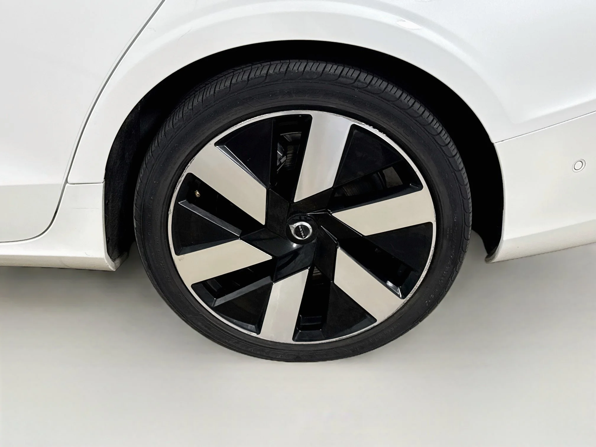 Used 2024 White Volvo Plus Dark Theme image 33