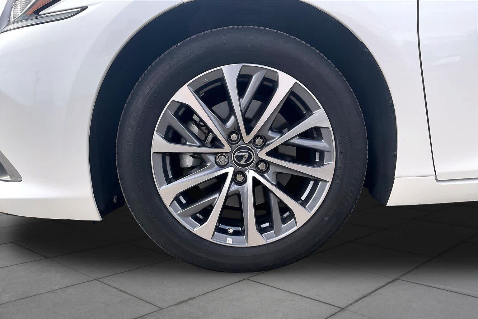 Used 2025 Eminent White Pearl Lexus  image 10