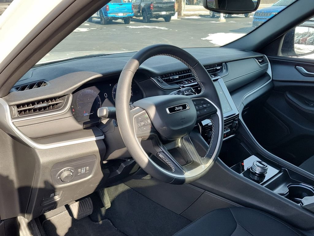 Used 2024 White Jeep Laredo image 22