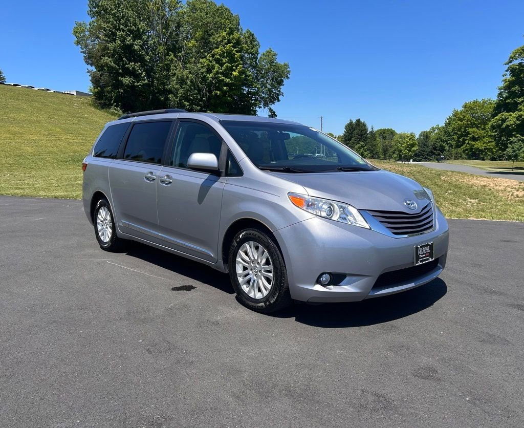 2017 Toyota Sienna XLE V6 7-Passenger Access Seat's photo