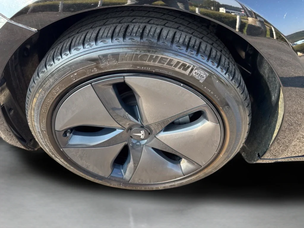 Used 2018 Obsidian Black Metallic Tesla Long Range image 30