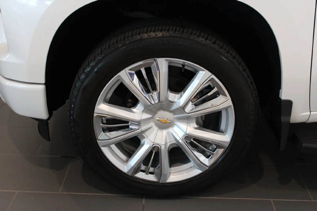 Used 2024 Iridescent Pearl Tricoat Chevrolet High Country image 30