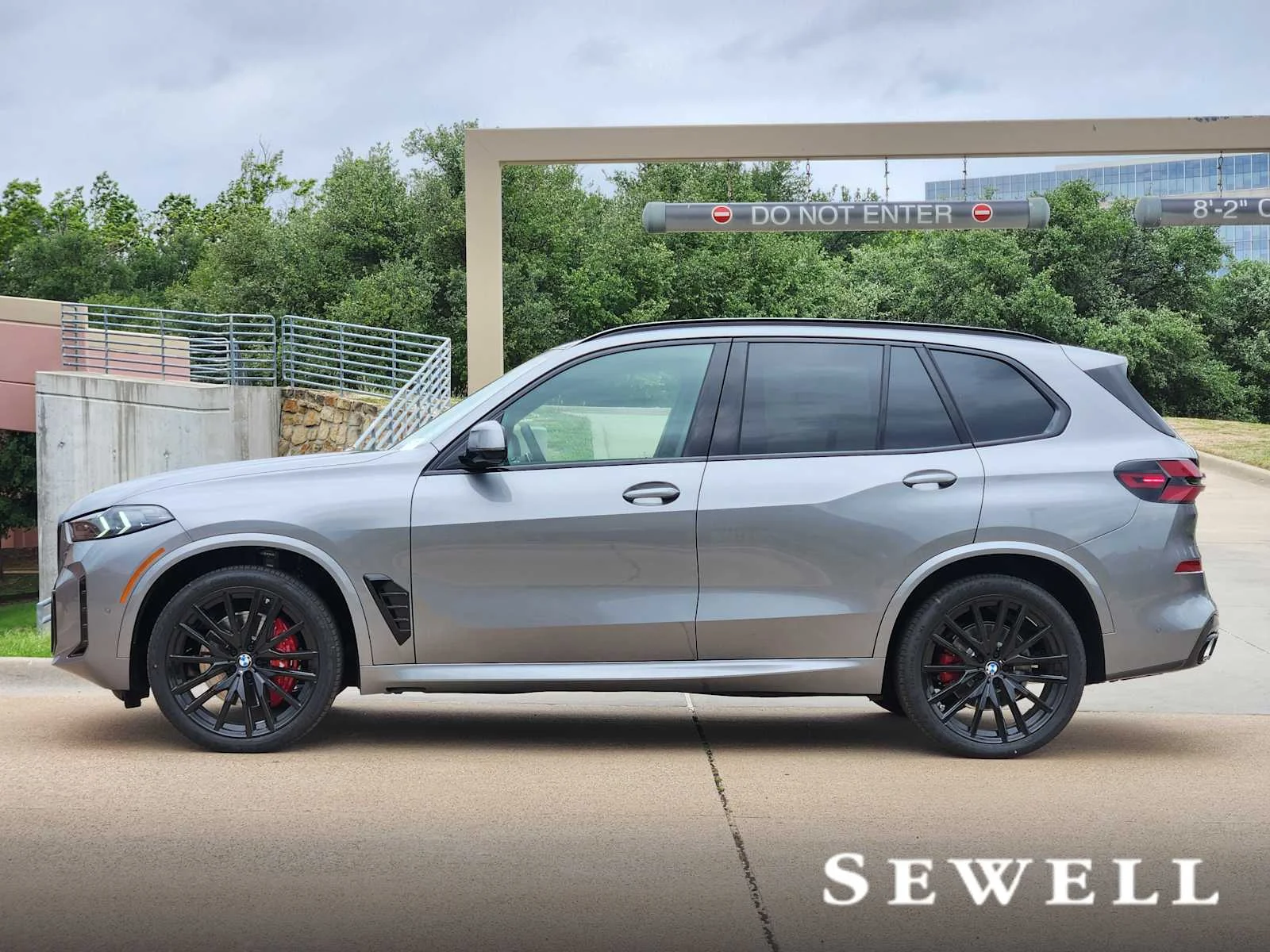 New 2026 Skyscraper Grey Metallic BMW xDrive40i image 2
