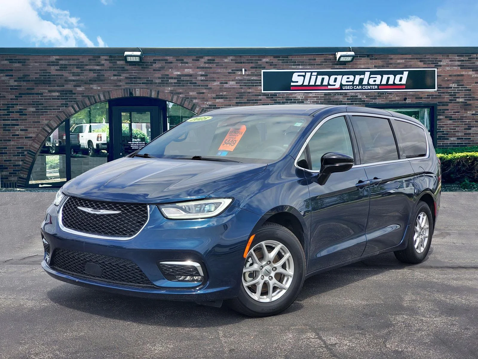2025 Chrysler Pacifica Select's photo