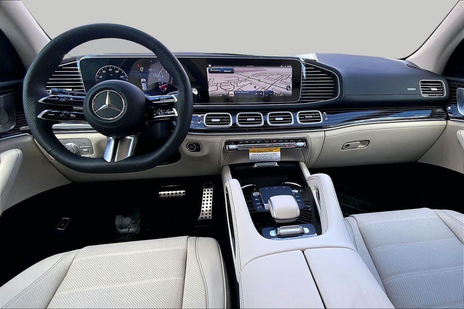 New 2026 MANUFAKTUR Moonlight White Metallic Mercedes-Benz GLS 580 image 5