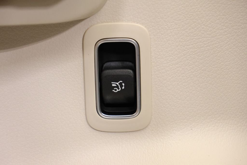 Used 2026 Night Black Mercedes-Benz GLB 250 image 36