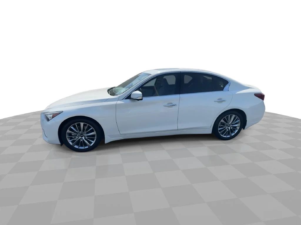 Used 2023 White INFINITI LUXE image 5