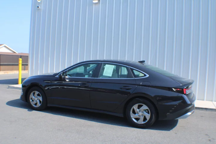 Used 2025 Carbon Blue Hyundai SE image 3