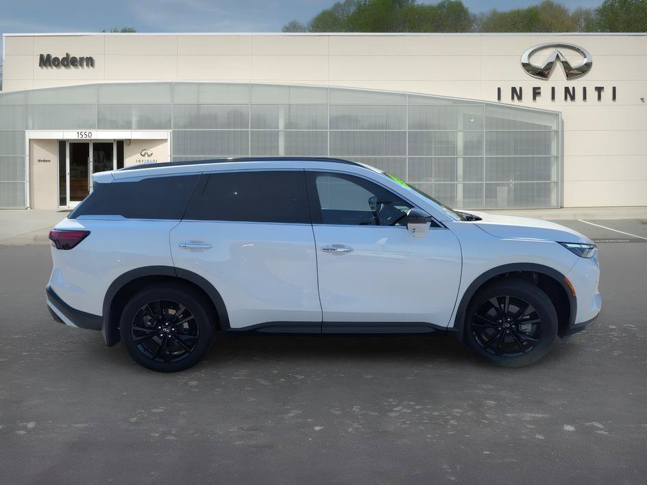 Certified Used 2025 Majestic White INFINITI LUXE image 3