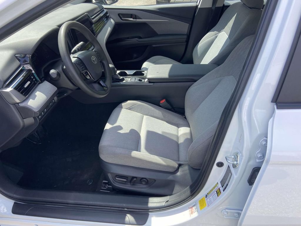 Used 2025 White Toyota LE image 18