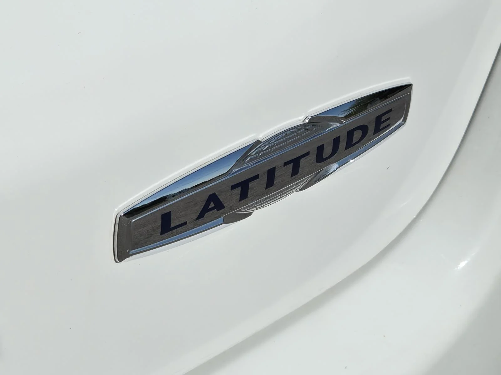 Used 2025 White/off-white Jeep Latitude 4x4 image 9